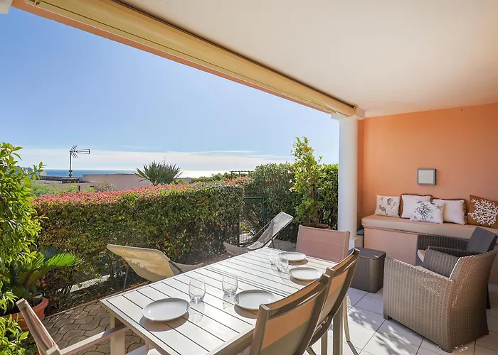 Vue Avec Grande Terrasse - *